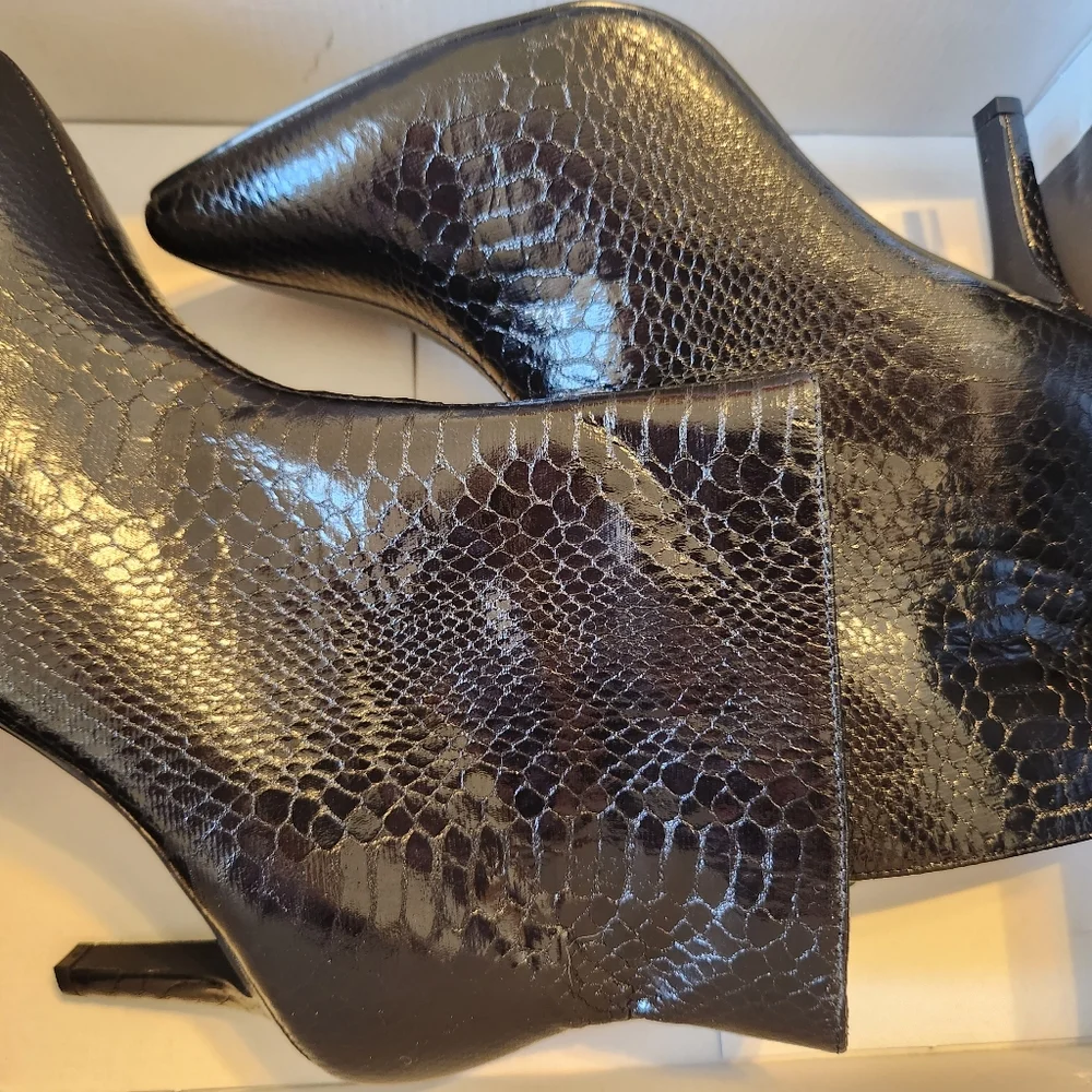 Torrid Black Faux Leather Snake Print Side Zip Pointed Toe Booties Size 9.5 WW - Picture 15 of 16